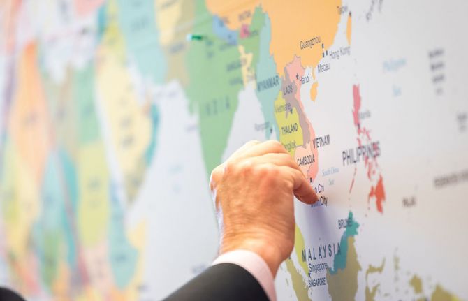 Photo: Albin Hillert/WCC. 20 February 2019, Geneva, Switzerland: People use pins on a map to indicate their trajectory as migrants around the globe. Photo: Albin Hillert/WCC. 20 February 2019, Geneva, Switzerland: People use pins on a map to indicate their trajectory as migrants around the globe.