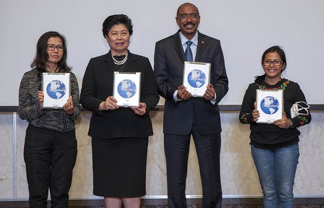 (Left to Right) NGO SWING, Deputy Bangkok Governor Pusadee Tamthai; UNAIDS Executive Director Michel Sidibé; Indonesian AIDS Coalition, during the launch of iMonitor+, in Bangkok, Thailand, on 27 October 2014. (Left to Right) NGO SWING, Deputy Bangkok Governor Pusadee Tamthai; UNAIDS Executive Director Michel Sidibé; Indonesian AIDS Coalition, during the launch of iMonitor+, in Bangkok, Thailand, on 27 October 2014.