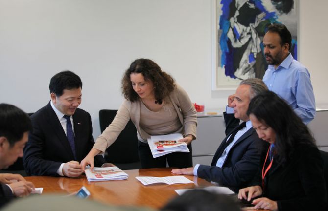 The Vice President of Xinhua News, SHEN Haixiong re-affirmed his commitment to continue raising public awareness of the AIDS response in China and beyond during a meeting with UNAIDS Deputy Executive Director, Luiz Loures held on 19 November at the UNAIDS The Vice President of Xinhua News, SHEN Haixiong re-affirmed his commitment to continue raising public awareness of the AIDS response in China and beyond during a meeting with UNAIDS Deputy Executive Director, Luiz Loures held on 19 November at the UNAIDS
