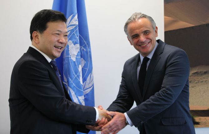 The Vice President of Xinhua News, SHEN Haixiong re-affirmed his commitment to continue raising public awareness of the AIDS response in China and beyond during a meeting with UNAIDS Deputy Executive Director, Luiz Loures held on 19 November at the UNAIDS The Vice President of Xinhua News, SHEN Haixiong re-affirmed his commitment to continue raising public awareness of the AIDS response in China and beyond during a meeting with UNAIDS Deputy Executive Director, Luiz Loures held on 19 November at the UNAIDS