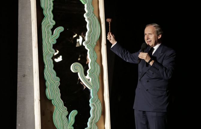 Auctioneer Simon de Pury opened a live auction, with lots from designers that included Alaia, Cartier, Daniel Libeskind and Humberto and Fernando Campana. Photo: World Red Eye Auctioneer Simon de Pury opened a live auction, with lots from designers that included Alaia, Cartier, Daniel Libeskind and Humberto and Fernando Campana. Photo: World Red Eye