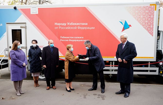 From left, Irina Kostetskaya, Deputy Director of the AIDS Infoshare Foundation; support staff; Lev Zohrabyan, UNAIDS, EECA RST, Strategic Information Adviser; Irina Bragina, Deputy Head of Federal Service on Customers' Rights Protection and Human Well-bei From left, Irina Kostetskaya, Deputy Director of the AIDS Infoshare Foundation; support staff; Lev Zohrabyan, UNAIDS, EECA RST, Strategic Information Adviser; Irina Bragina, Deputy Head of Federal Service on Customers' Rights Protection and Human Well-bei