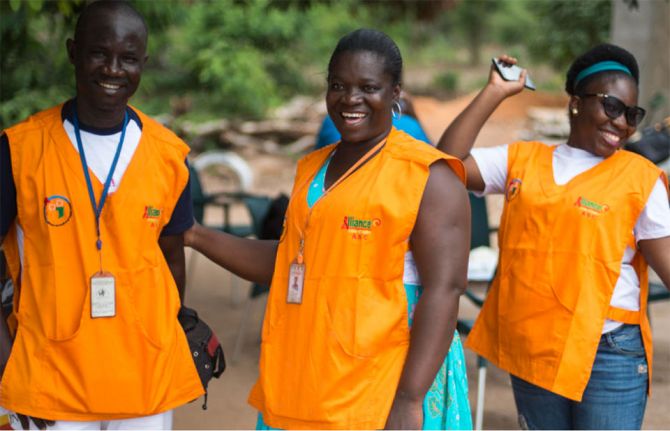 Photo: Educators from Alliance Côte d’Ivoire conduct an HIV information and prevention campaign at a transport hub for buses, taxis and trucks. Toumodi, Côte d’Ivoire. The Global Fund/ JB Russel/Panos. Photo: Educators from Alliance Côte d’Ivoire conduct an HIV information and prevention campaign at a transport hub for buses, taxis and trucks. Toumodi, Côte d’Ivoire. The Global Fund/ JB Russel/Panos.