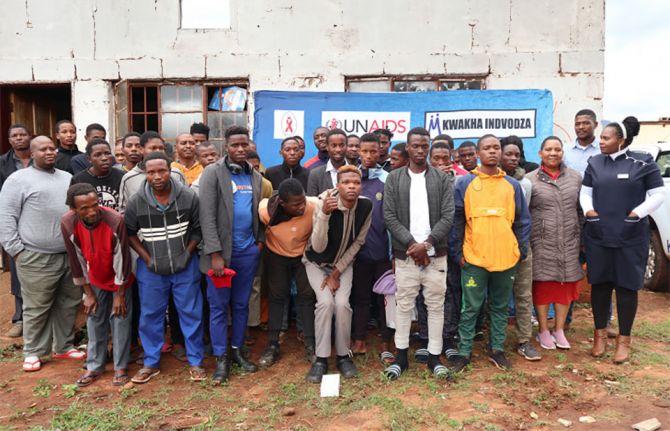 COMMUNITIES WORKING TO END AIDS: NGO, Kwakha Indvodza, works with men in communities to encourage them to adopt healthy living and positive masculinity. ©UNAIDS 2023 COMMUNITIES WORKING TO END AIDS: NGO, Kwakha Indvodza, works with men in communities to encourage them to adopt healthy living and positive masculinity. ©UNAIDS 2023