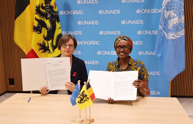 Flanders signs new two-year agreement with UNAIDS including €1.5 million contribution to help end AIDS in Africa Flanders signs new two-year agreement with UNAIDS including €1.5 million contribution to help end AIDS in Africa