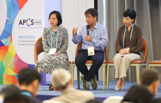 Dr Nguyen Thi Minh Tam, Head of Prevention, Vietnam Administration of HIV/AIDS Control, VAAC (from left), Dr Do Van Dung, Director, Ho Chi Minh City (HCMC) University of Medicine & Pharmacy (UMP) and Nguyen Thi Bich Hue, UNAIDS Viet Nam Service for All Pr Dr Nguyen Thi Minh Tam, Head of Prevention, Vietnam Administration of HIV/AIDS Control, VAAC (from left), Dr Do Van Dung, Director, Ho Chi Minh City (HCMC) University of Medicine & Pharmacy (UMP) and Nguyen Thi Bich Hue, UNAIDS Viet Nam Service for All Pr
