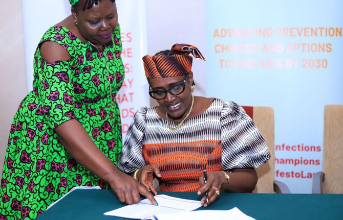 Ms Byanyima signed the Choice Manifesto on behalf of UNAIDS and committed to supporting and amplifying the voices of African women and confirmed that UNAIDS will continue to convene partners and government to find solutions. Ms Byanyima signed the Choice Manifesto on behalf of UNAIDS and committed to supporting and amplifying the voices of African women and confirmed that UNAIDS will continue to convene partners and government to find solutions.
