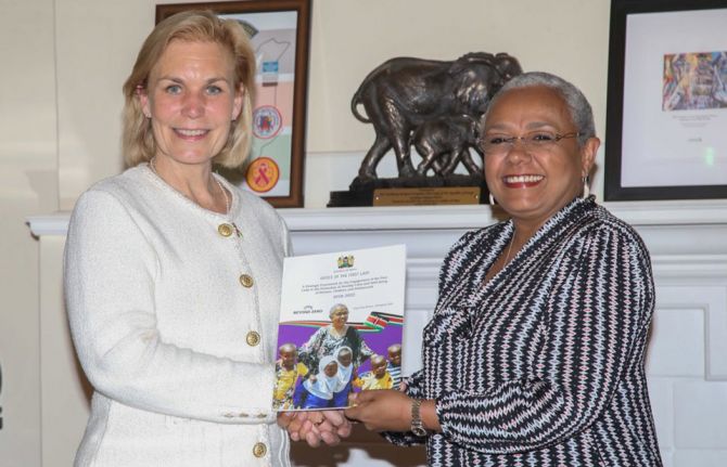Margaret Kenyatta, the First Lady of Kenya, reinforced her commitment to champion the elimination of mother-to-child transmission of HIV in a meeting with UNAIDS Deputy Executive Director Gunilla Carlsson in Nairobi, Kenya, on 29 May. Margaret Kenyatta, the First Lady of Kenya, reinforced her commitment to champion the elimination of mother-to-child transmission of HIV in a meeting with UNAIDS Deputy Executive Director Gunilla Carlsson in Nairobi, Kenya, on 29 May.