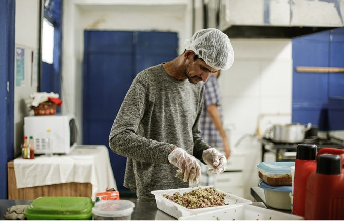 “I’ve been working with cooking for over 10 years and now I have the opportunity to specialize,” said Natanael Rosa, one of the project’s participants. Credit: Brenda Alcântara “I’ve been working with cooking for over 10 years and now I have the opportunity to specialize,” said Natanael Rosa, one of the project’s participants. Credit: Brenda Alcântara