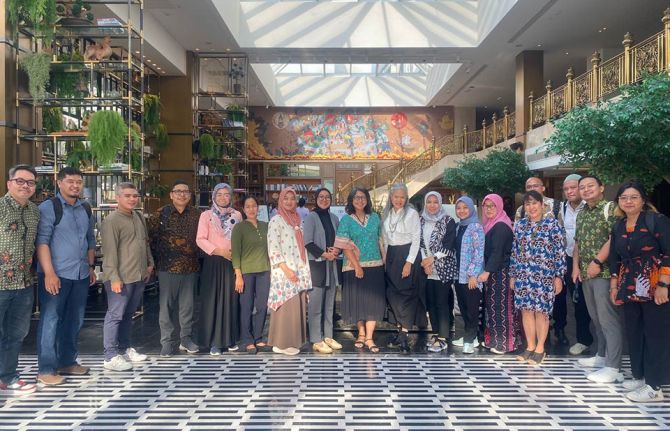 21 key stakeholders, which include the UNAIDS Indonesia team, the Ministry of Health, Global Fund PRs, the HIV Expert Panel, and communities from Indonesia, take a photo together. 21 key stakeholders, which include the UNAIDS Indonesia team, the Ministry of Health, Global Fund PRs, the HIV Expert Panel, and communities from Indonesia, take a photo together.