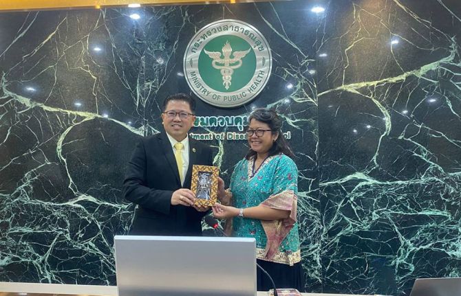 The Ministry of Health of the Republic of Indonesia and the Ministry of Public Health of Thailand exchange mementos as a symbol of the learning exchange between the two countries. The Ministry of Health of the Republic of Indonesia and the Ministry of Public Health of Thailand exchange mementos as a symbol of the learning exchange between the two countries.