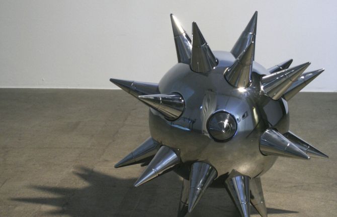 Fabrice Gygi Minoviras, 2009 Sculture en inox chrome de 26 cônes Fabrice Gygi Minoviras, 2009 Sculture en inox chrome de 26 cônes
