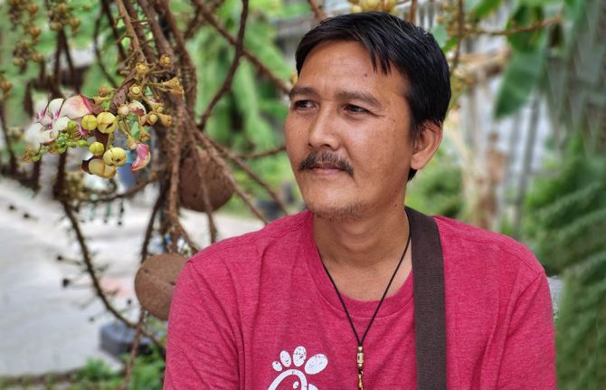 Jamon Aupama, a motorcycle taxi driver, lives with his wife in Bangkok. He relies on Ozone for tests, clean equipment and “to hang out with friends”. He also goes for information. Jamon Aupama, a motorcycle taxi driver, lives with his wife in Bangkok. He relies on Ozone for tests, clean equipment and “to hang out with friends”. He also goes for information.