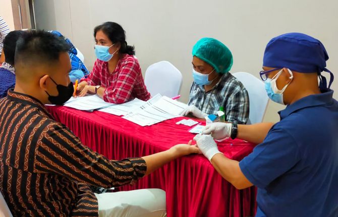 Attendees of the youth festival show how easy it is to get tested for HIV Attendees of the youth festival show how easy it is to get tested for HIV