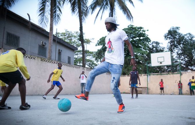 Ivoirian football player Gervinho, a UNAIDS Ambassador for the Protect the Goal campaign, took the opportunity during a private stay in Gabon to learn about the AIDS epidemic in the country. Ivoirian football player Gervinho, a UNAIDS Ambassador for the Protect the Goal campaign, took the opportunity during a private stay in Gabon to learn about the AIDS epidemic in the country.