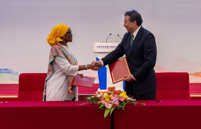 UNAIDS and the China International Development Cooperation Agency entered into an agreement to help achieve the Sustainable Development Goals, including promoting health and ending AIDS. Beijing, 13 July 2024 UNAIDS and the China International Development Cooperation Agency entered into an agreement to help achieve the Sustainable Development Goals, including promoting health and ending AIDS. Beijing, 13 July 2024