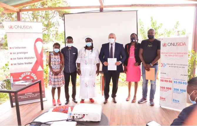Launch of PACT in Gabon. Leaders of the civil society organizations involved after the signing of the agreements between the Gabonese Red Cross and the associations and networks involved Launch of PACT in Gabon. Leaders of the civil society organizations involved after the signing of the agreements between the Gabonese Red Cross and the associations and networks involved