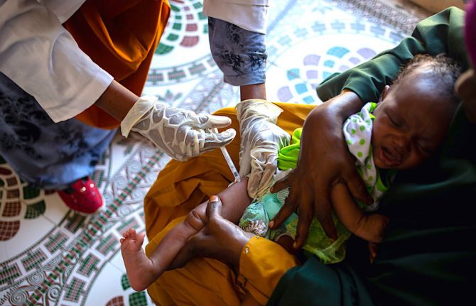 Routine immunization in Shibis mother and child health facility, Benadir region, Somalia. Photo credit: WHO Somalia Routine immunization in Shibis mother and child health facility, Benadir region, Somalia. Photo credit: WHO Somalia