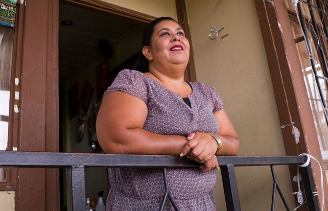 Kattia es una mujer que lucha día a día por los derechos de las pacientes diagnosticadas de VIH. Se ha dedicado a crear un espacio seguro para que juntas puedan salir adelante. Foto: Gloriana Ximendaz/Colectivo Nómada/ para ONUSIDA Kattia es una mujer que lucha día a día por los derechos de las pacientes diagnosticadas de VIH. Se ha dedicado a crear un espacio seguro para que juntas puedan salir adelante. Foto: Gloriana Ximendaz/Colectivo Nómada/ para ONUSIDA