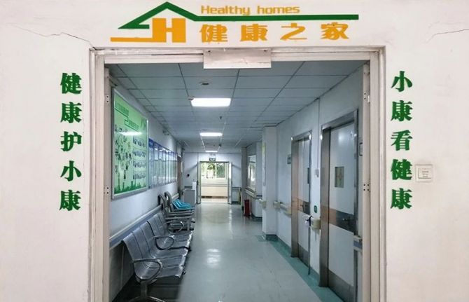 The HIV clinic of Jinyintan Hospital is at the end of the corridor. The HIV clinic of Jinyintan Hospital is at the end of the corridor.